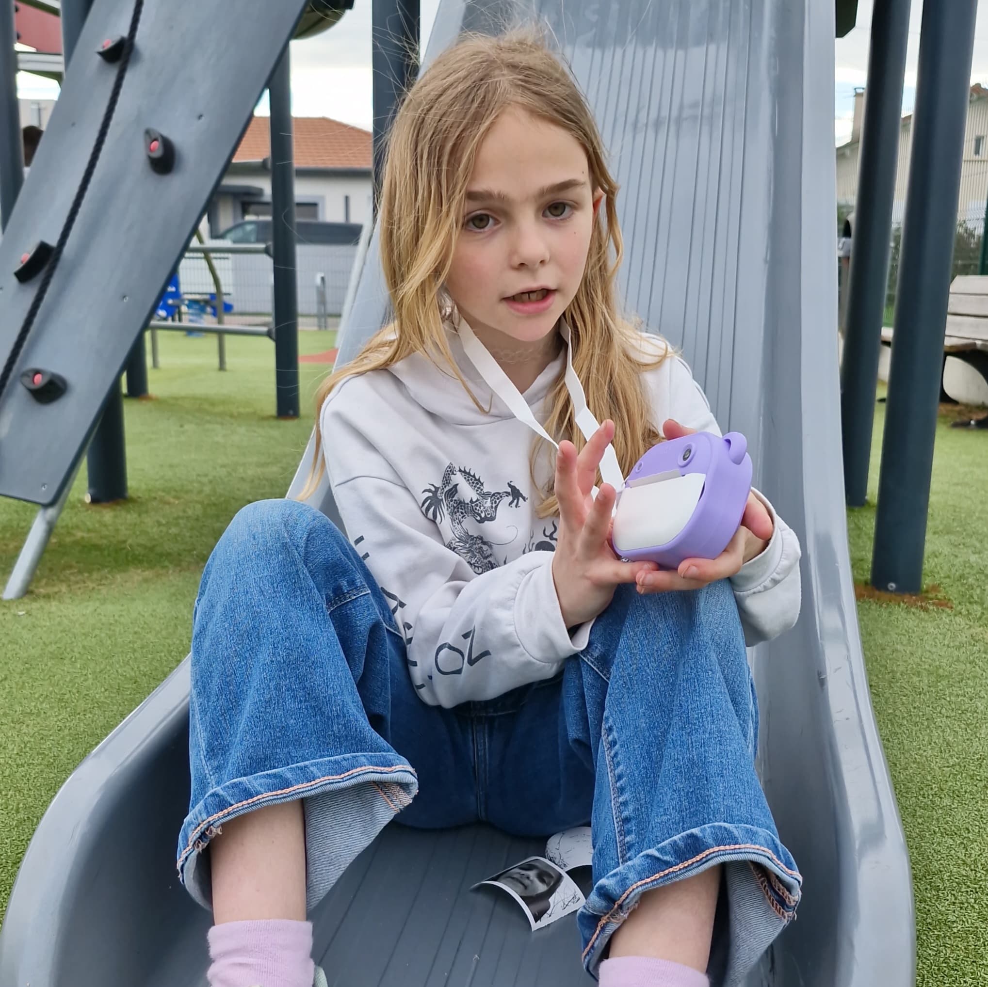 Enfant qui s’amuse avec l’appareil photo Lilopix